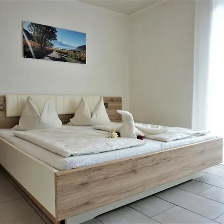 Zum Schwarzen Kus Farm stay Caldaro