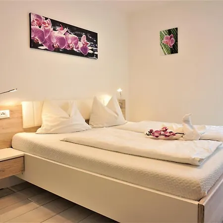 Zum Schwarzen Kus Farm stay Caldaro